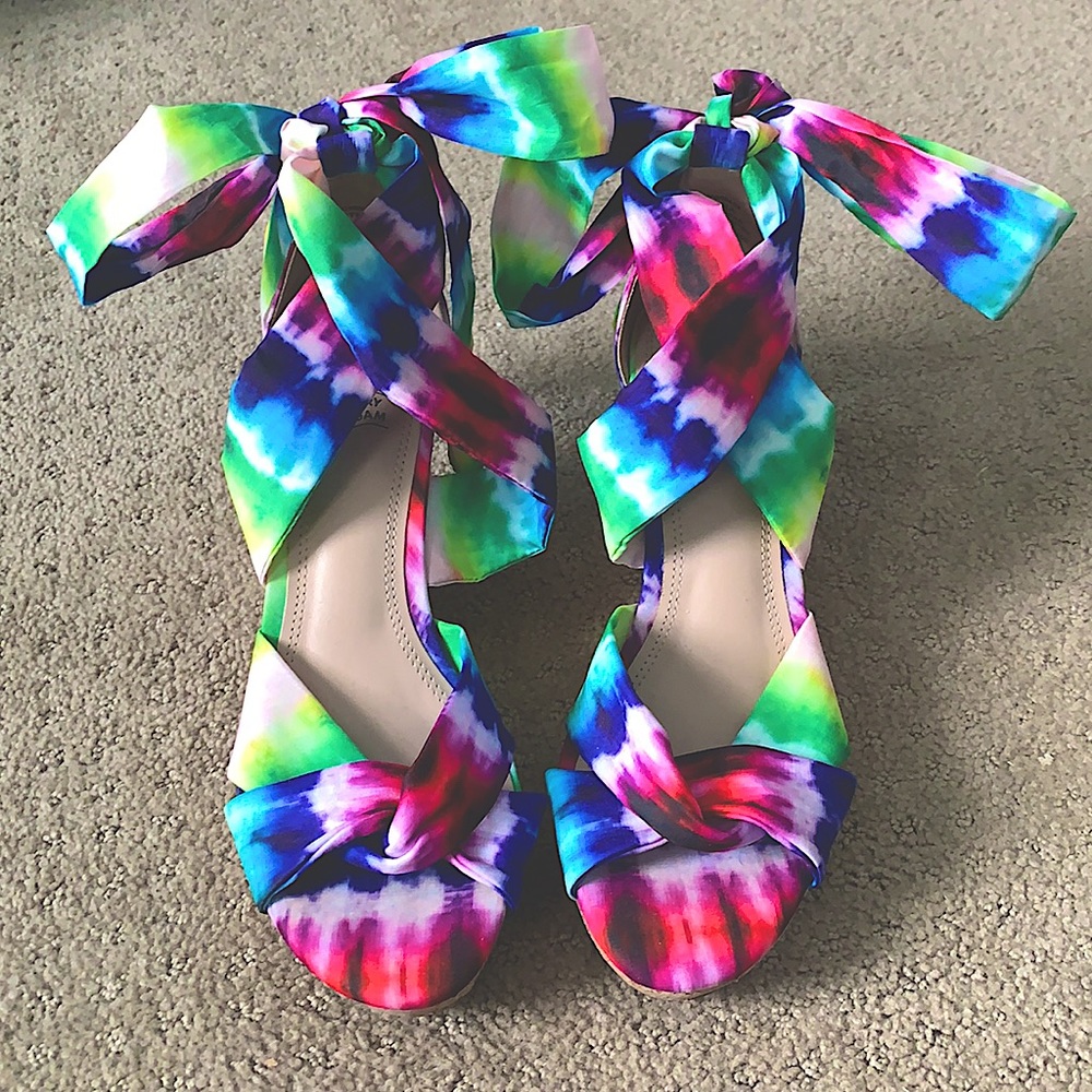 SHOW-STOPPING tie-dye wedges!